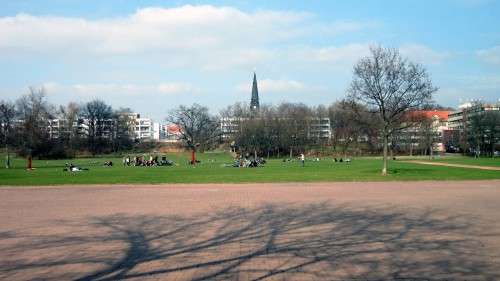 Die Sonne lacht, der Alaunplatz füllt sich wieder.