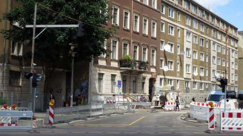 Neu: Ampel an der Martin-Luther-Straße - der Eingang wurde rechtzeitig fertig