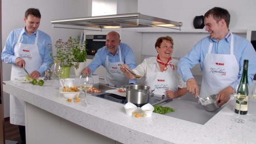 Viele Köche lassen nichts anbrennen. Familie Mai wie beim Promi-Dinner