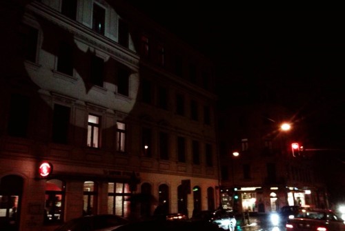 Ein Bat-Signal für die Neustadt. Das Foto wurde zur Verfügung gestellt von der Assi-Ecke.