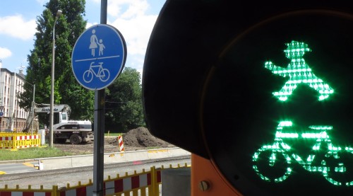 In Richtung Johannstadt dürfen jetzt Radfahrer und Fußgänger die Engstelle passieren.