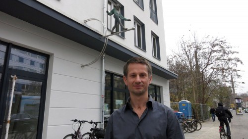 Er hat die Bibliothek mit einem Eulenspiegel verziert: der Neustädter Künstler  Carsten Bürger.
