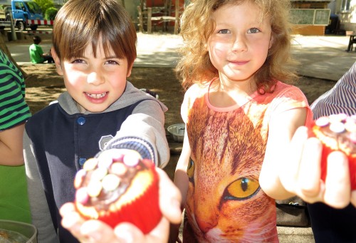 Unwiderstehlich: Filipo und Nele verkaufen Kuchen