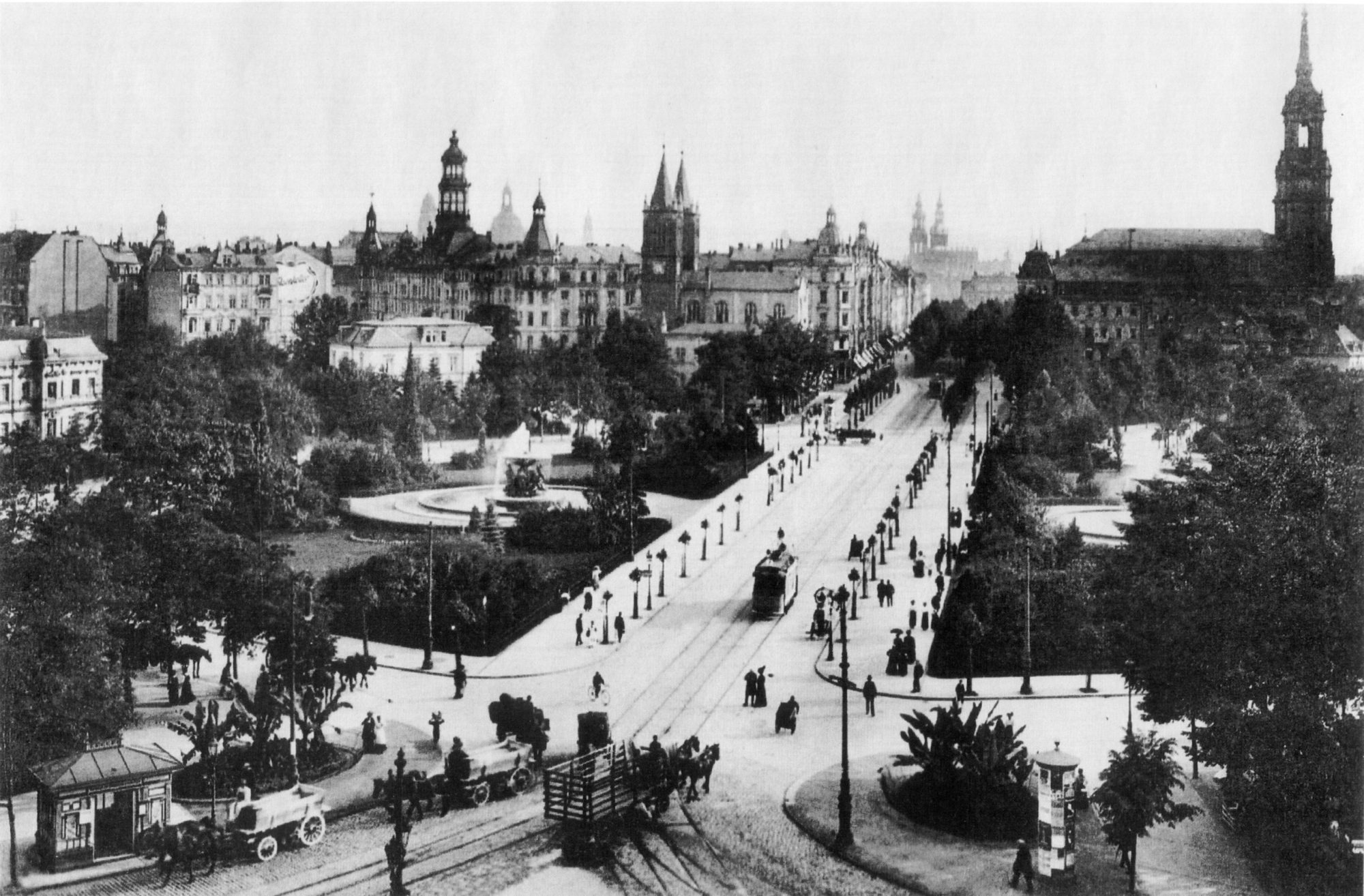 Der Albertplatz zu Beginn des 20. Jahrhunderts, links die Doppeltürme der damaligen Katholischen Pfarrkirche.