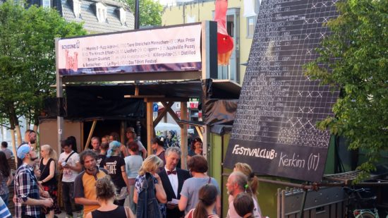 Der Festivaldirektor (mit Smoking) erläutert das Programm.