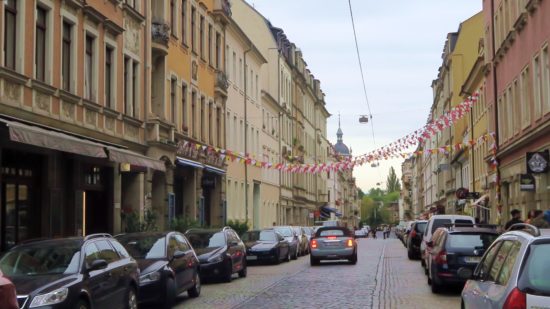 Wimpel wehen über der Louisenstraße