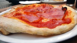 Zum Anbeißen: Pizza Prosciutto im Sapori d`Italia, anklicken zum Vergrößern.