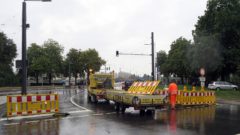 Die Bauabsperrungen werden verladen, die Brücke ist offen.