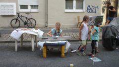 Musizierende Kinder auf der Rudolfstraße. Jeder fängt schließlich mal klein an.