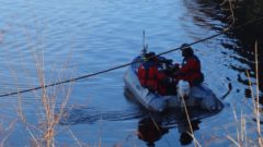 Die Polizei hatte mit Tauchern, Schlauchbooten, Sonar und Hunden vergeblich das Hafenbecken abgesucht. Foto: W. Schenk