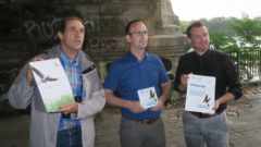 Baubürgermeister Rouls Schmidt-Lamontain und der Abteilungsleiter für Brücken Andreas Gruner freuen sich über die Auszeichnung durch Matthias Schrack vom Nabu.