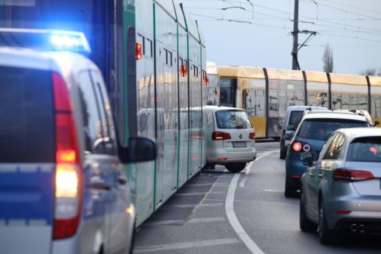 Stau nach Unfall auf der Marienbrücke - Foto: Roland Halkasch