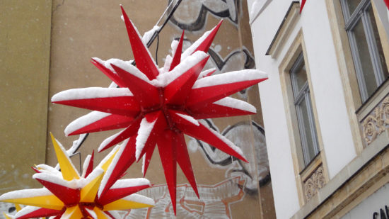 Weihnachtssterne vorm Art & Form an der Bautzner Straße - Foto: Archiv 2010