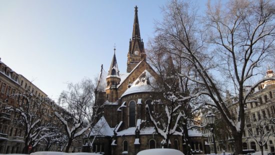 Martin-Luther-Kirche mit weißer Haube - Foto: Archiv - November 2010