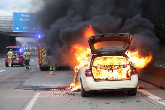 Taxi brennt auf Autobahn komplett aus - Foto: Roland Halkasch