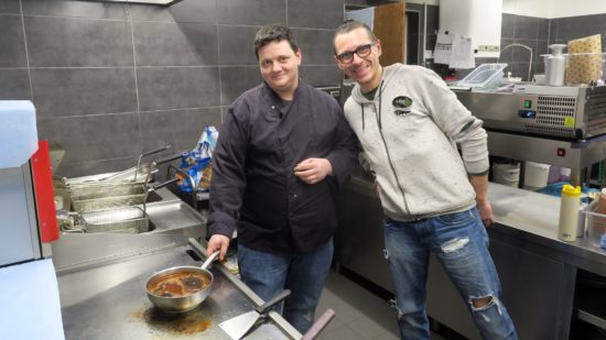 Küchenchef Michel Kühn (links): Zu Stoßzeiten gehen mehr als 100 Burger pro Stunde raus. 