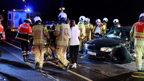 Fahrer und Beifahrer mussten ins Krankenhaus gebracht werden.