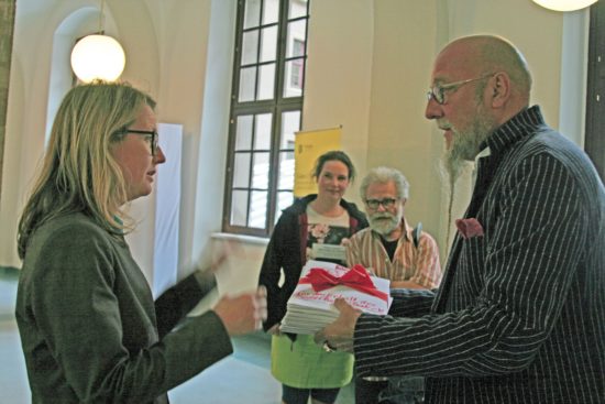 Olaf Nilsson übergibt die Unterschriftenlisten an Bürgermeisterin Annekatrin Klepsch.