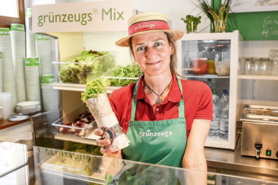 Grünzeugs-Chefin Christine Langhammer mit frischem Wrap.