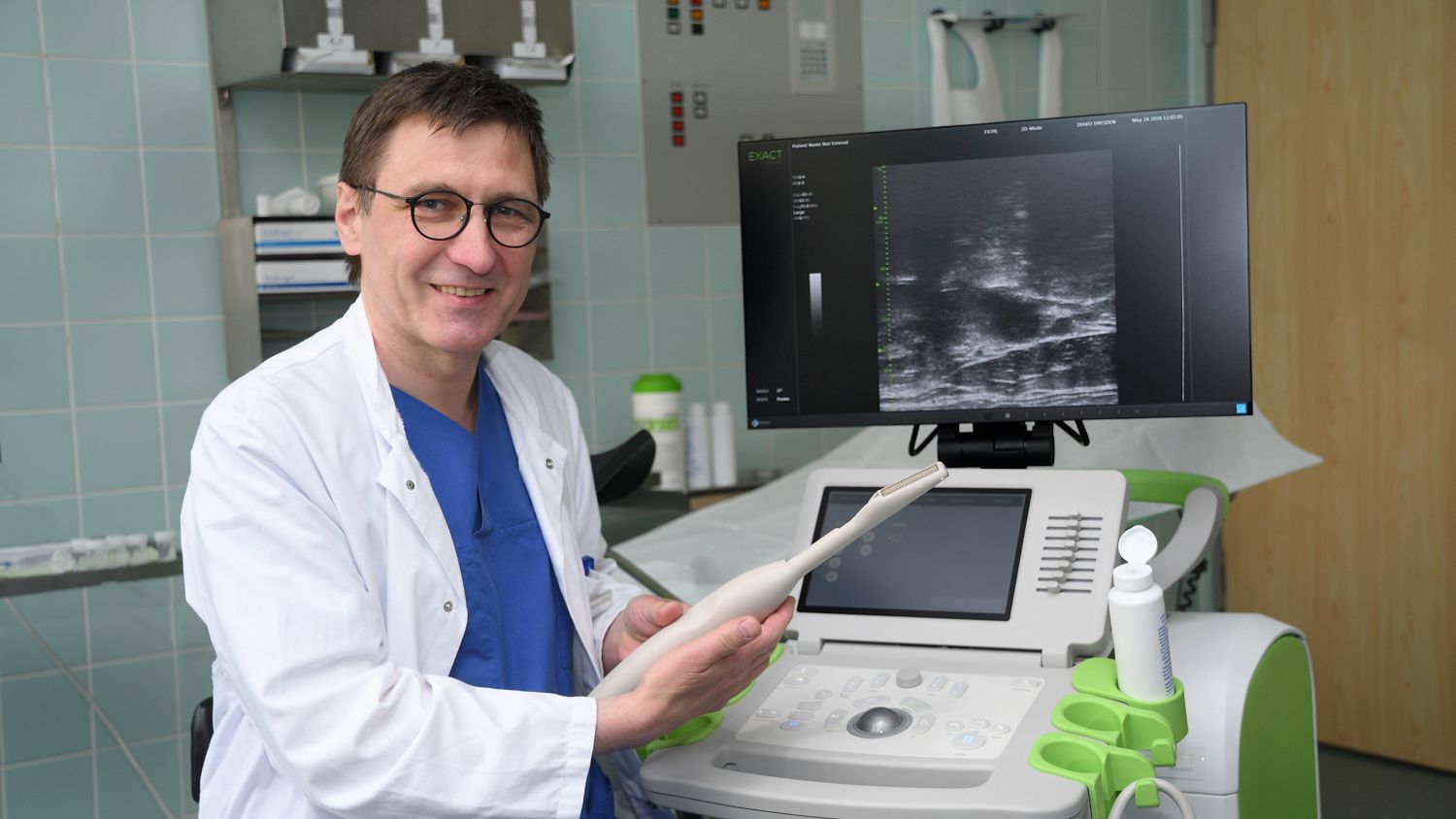 Stephan Bulang, der Chefarzt Urologie mit dem neuen Mikroultraschallgerät. - Foto: Anja Schneider