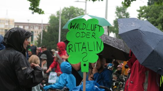 Mit Transparenten und Plakaten gaben die Demonstranten ihre Meinung kund.