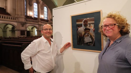 Pfarrer Eckehard Möller und Elisabeth Robra hängten gestern Abend die Bilder der Ausstellung auf.
