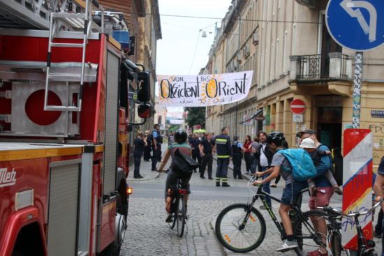 Kurzer Stopp für die Feuerwehr, dann wurde das Transparent gelockert und weiter geht's.