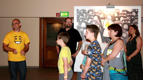 Sören Grochau (im gelben Shirt) entdeckte Lego im Spiel mit seinen Kindern.