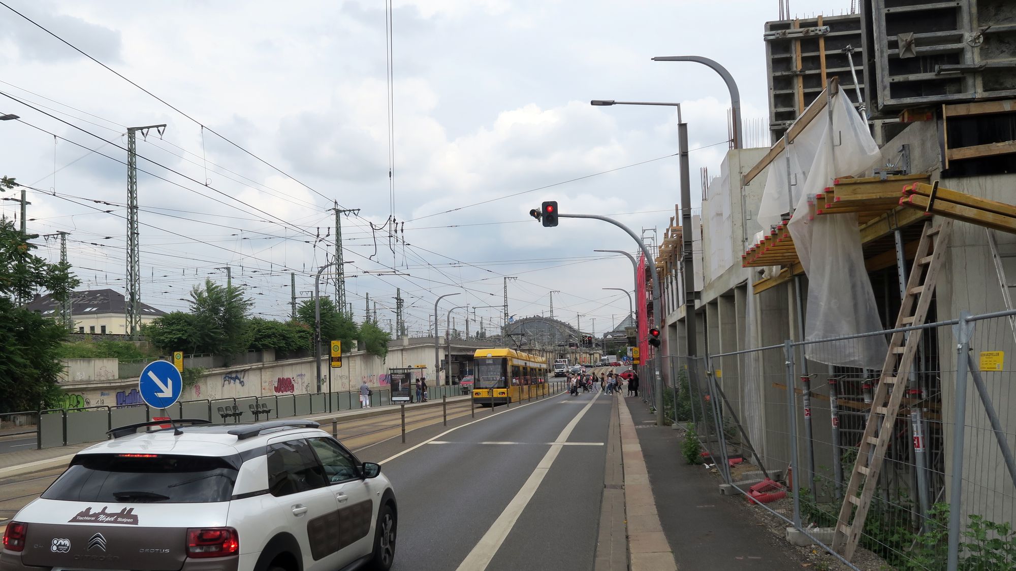 An der Antonstraße wird ein Mast für die Fahrleitungen entfernt.