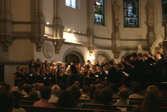 Christiane Büttig dirigiert durch das Konzert.