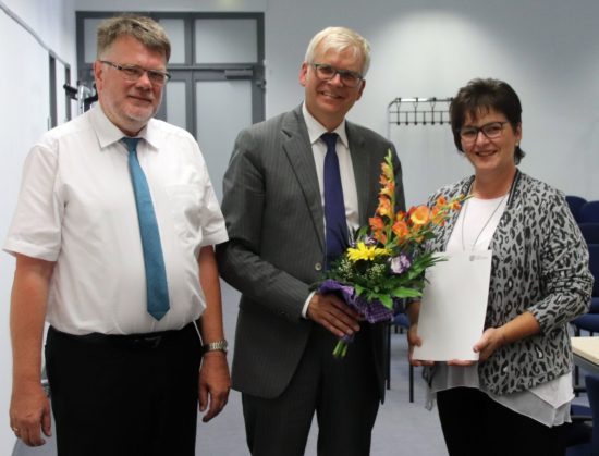 Abteilungsleiter Schulen im Landesamt für Schule und Bildung, Uwe Dreske, Bildungsbürgermeister Hartmut Vorjohann und Schulleiterin Angelika Guder (v.l.)