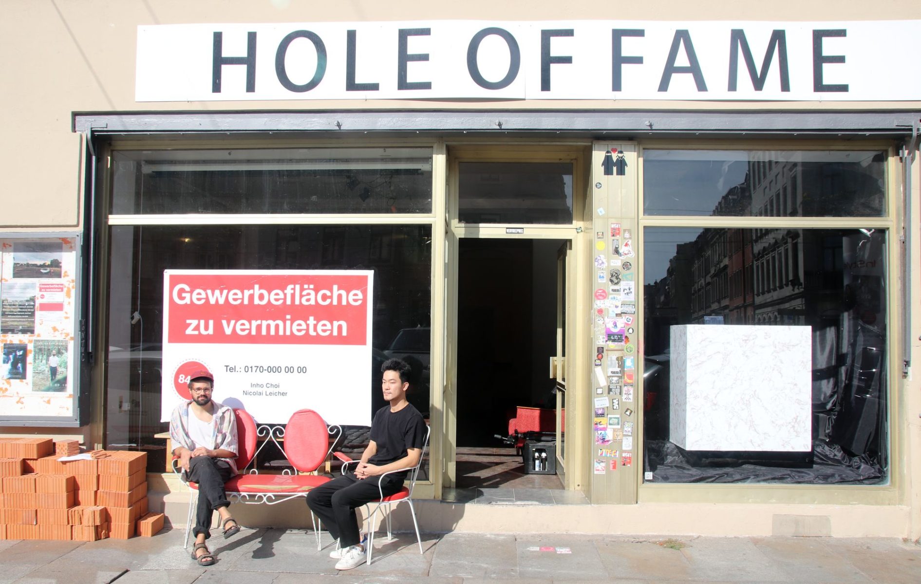 Nicolai Leicher und Inho Choi vor dem "Hole of Fame"