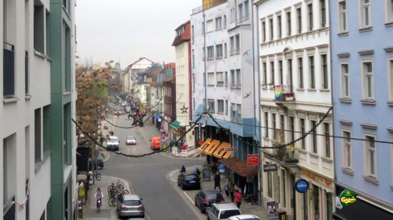 Erste Weihnachtsketten hängen auf Alaun- und Louisenstraße