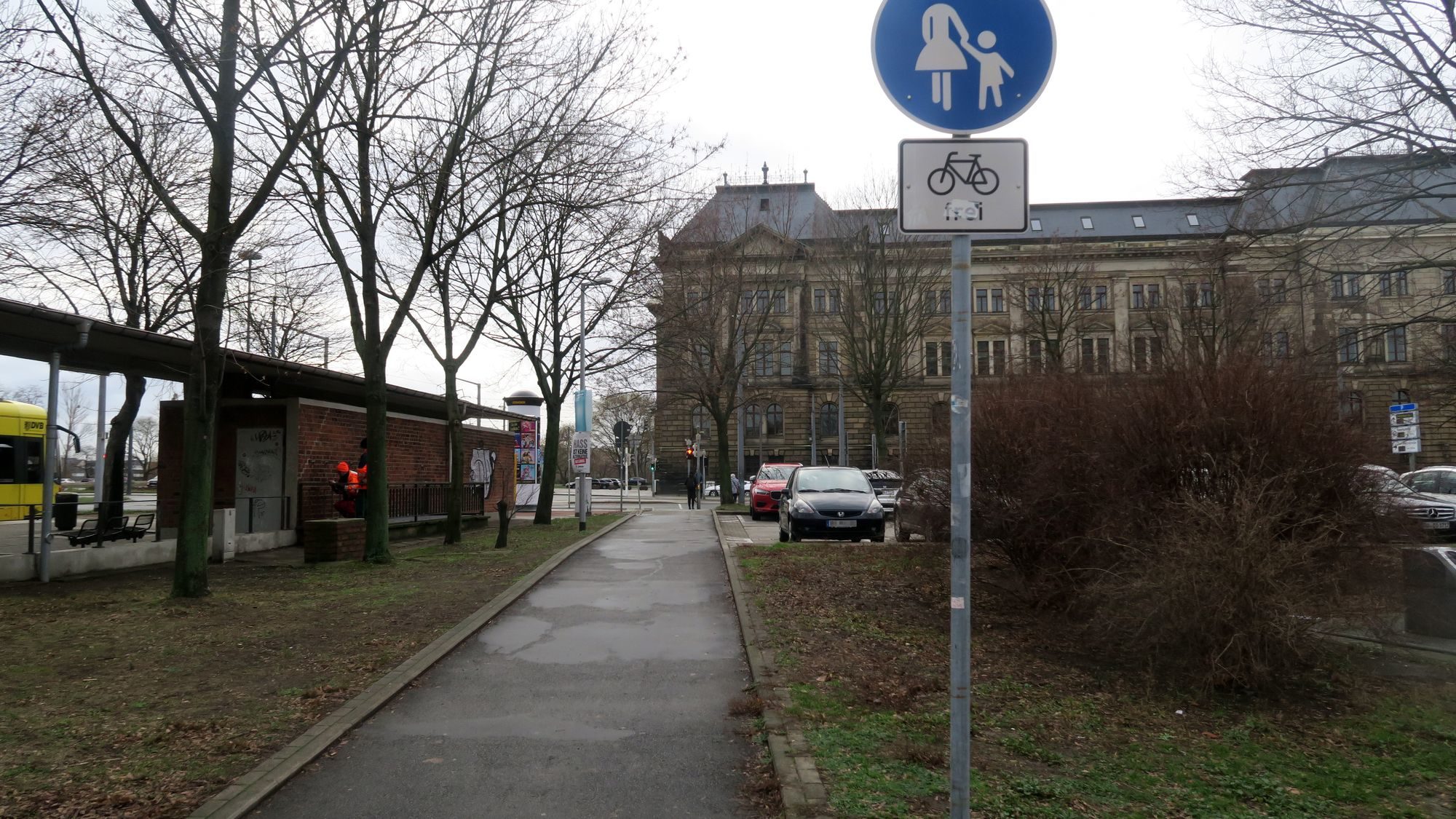 Zum Schluss darf man dann als Radfahrer über den Fußweg. In der Gegenrichtung dürfen sich Radfahrer ebenfalls den Fußweg mit den Fußgängern teilen.