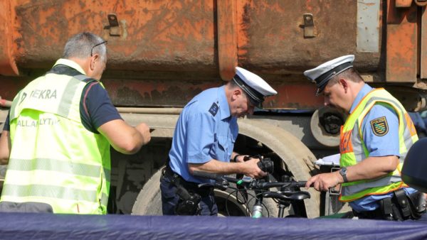 Verkehrsunfalldienst hat die Ermittlungen zur Unfallursache übernommen. Foto: Roland Halkasch