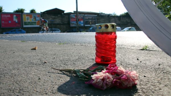 An der Unfallstelle stehen neben dem Ghostbike Kerzen, um an den Verstorbenen zu erinnern.