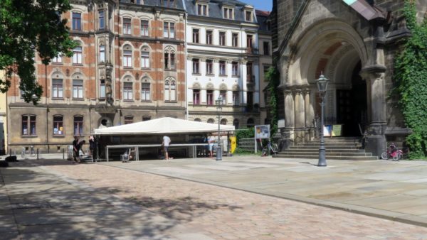 Erste Bühne am Martin-Luther-Platz steht schon fast.
