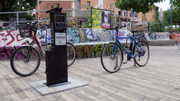 Fahrrad-Reparatur-Säule am Scheunevorplatz