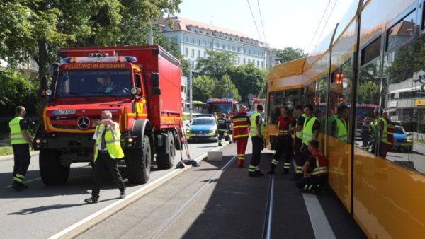 Feuerwehr und Polizei sichern die Unfallstelle ab. Foto: Roland Halkasch