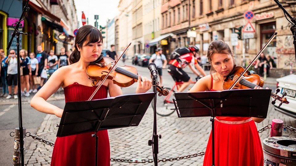 Naoko Fujita und Tatiana Erofeeva an den Violinen. Foto: Stephan Böhlig, Neustadt-Spaziergang