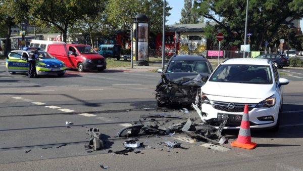 Hyundai gegen Opel an der Kreuzung Hansa-/Fritz-Reuter-Straße