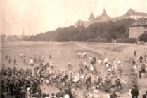 Militär auf dem Alaunplatz, im Hintergrund die Kaserne