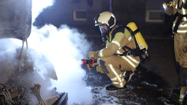 Feuerwehrleute der Wache Albertstadt löschten den Brand auf der Holzhofgasse. Foto: Roland Halkasch