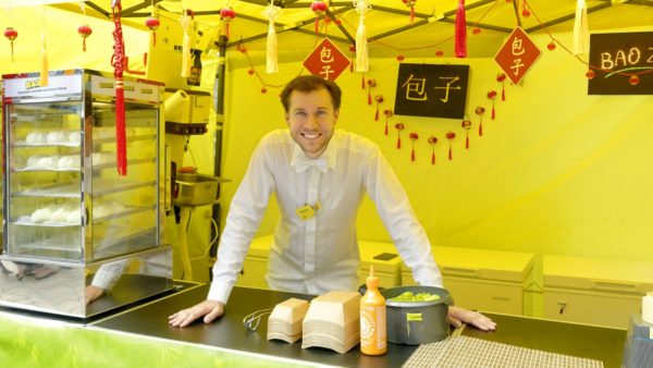 Christian Münch, der Gründer von Baozi-Business, im knallgelben Hefekloß-Zelt. Foto: PR/Baozi-Business