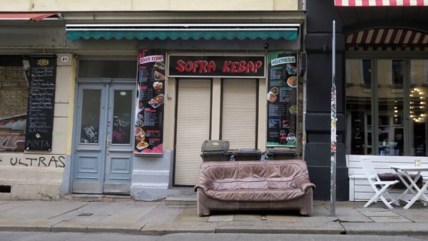 Das Louisen-Sofa am Vormittag noch ohne Tüten.