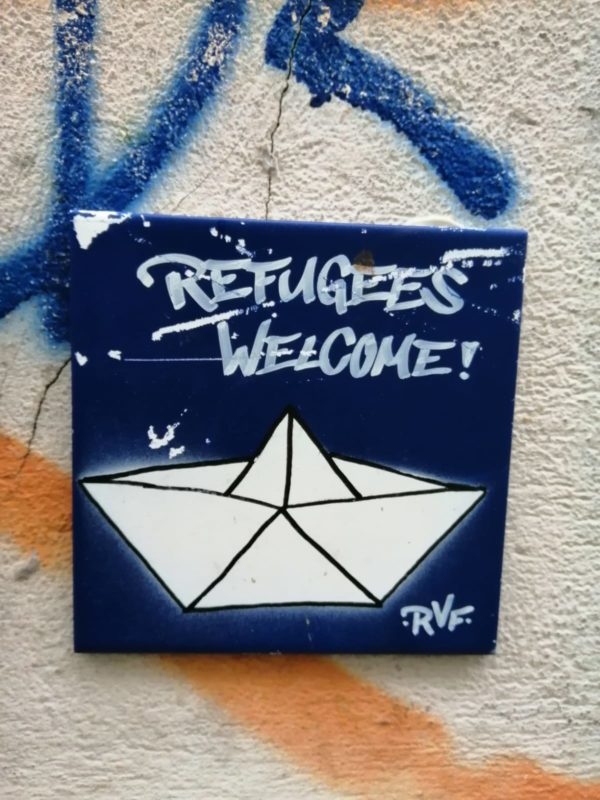 Refugees welcome! - der Spruch steht an vielen Hauswänden, irgendwie logisch, dass er auch auf einer Fliese auftaucht. 