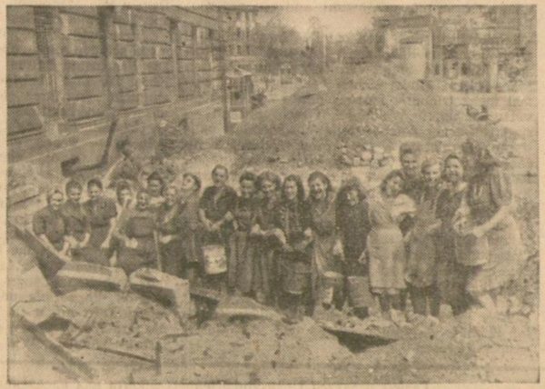 Trümmerfrauen in Dresden. Beschriftung seinerzeit: Die lustigen 19 vor Beginn der Arbeit. Foto: Tageszeitung/Gössel