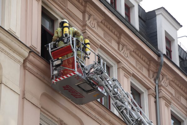 Feuerwehr im Einsatz auf der Hoyerswerdaer StraßeBrand in der Hoyerswerdaer Straße - Foto: Roland Halkasch