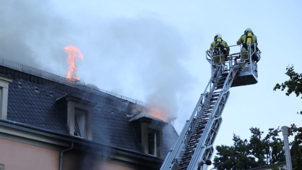 Die Feuerwehr löschte den Brand. Foto: Roland Halkasch