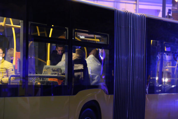 Die Bewohnerinnen und Bewohner des Hauses wurden in einem Bus notversorgt. Foto: Roland Halkasch